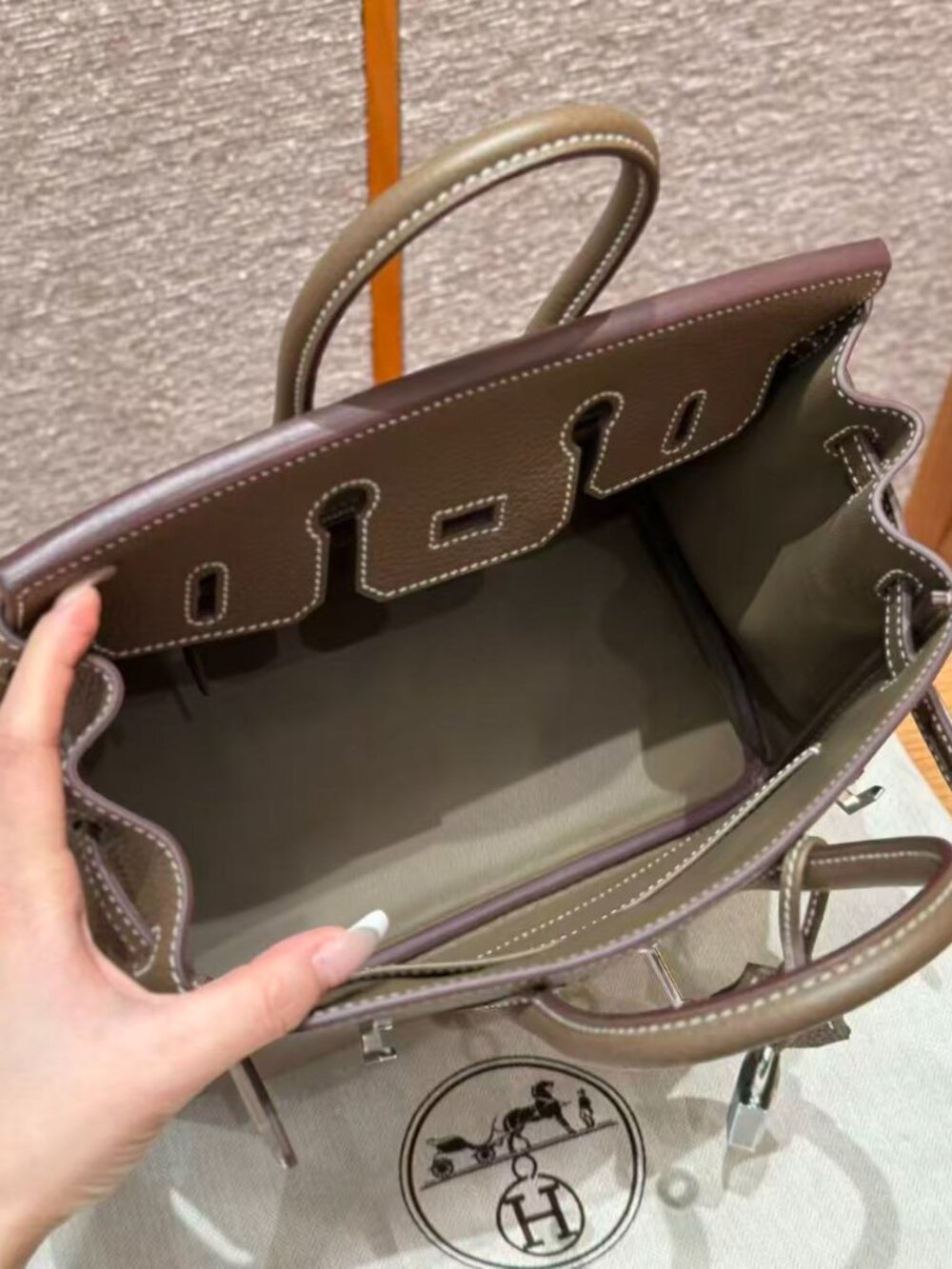 Classic Hermes Bag: A Stylish and Versatile Choice for Elegance - Picture 6 of 6